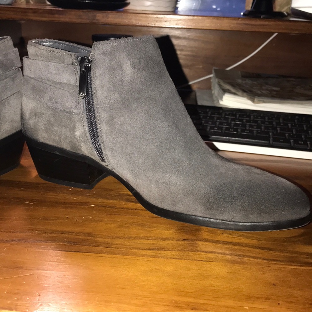 GREY BOOTIES 30$